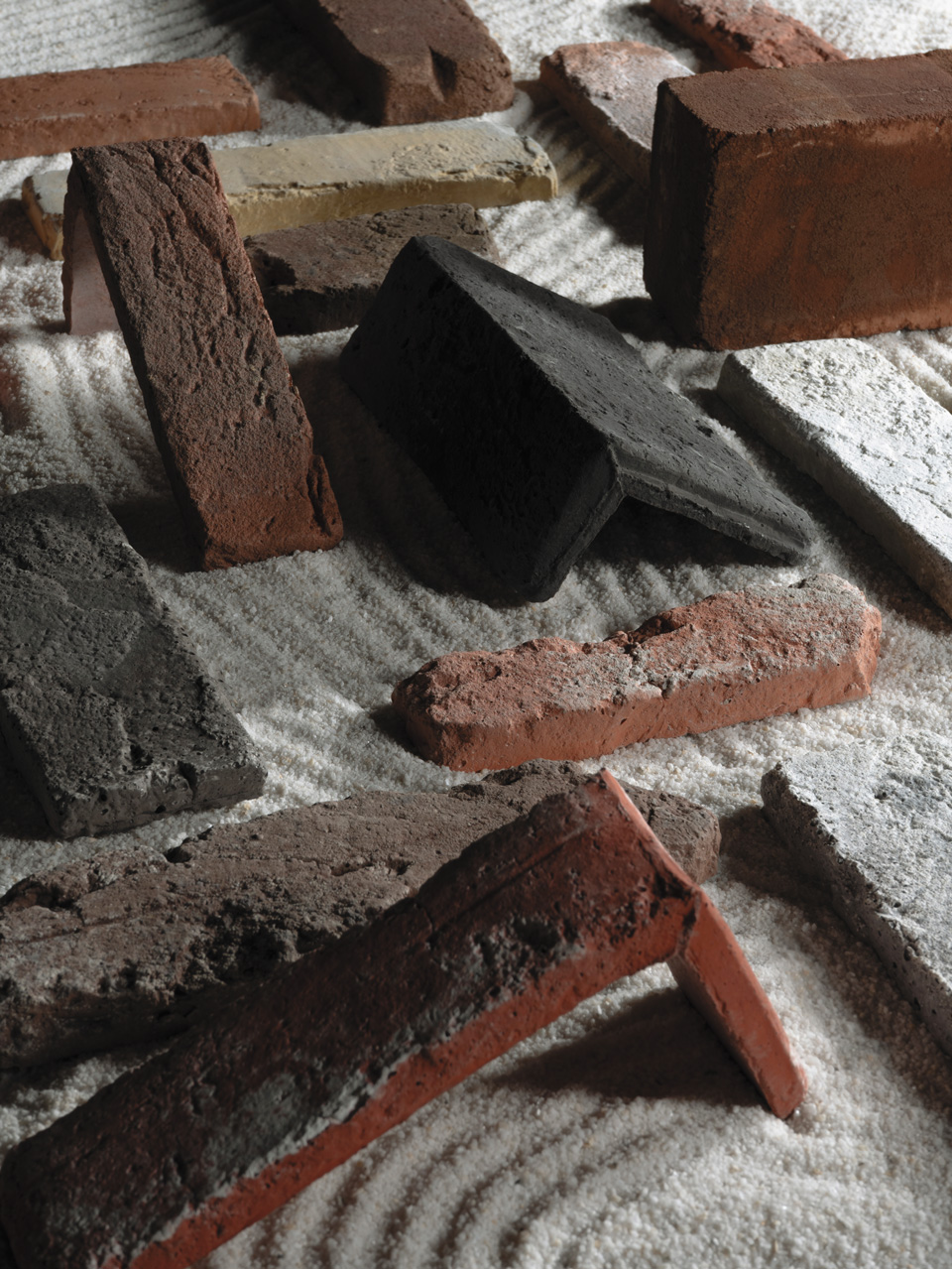 「CAN’ BRICK」は、本物のレンガが持つ自然な凹凸や色味を細部に至るまで精緻に再現しており、本物のレンガと見まちがうほどのリアリティーが魅力