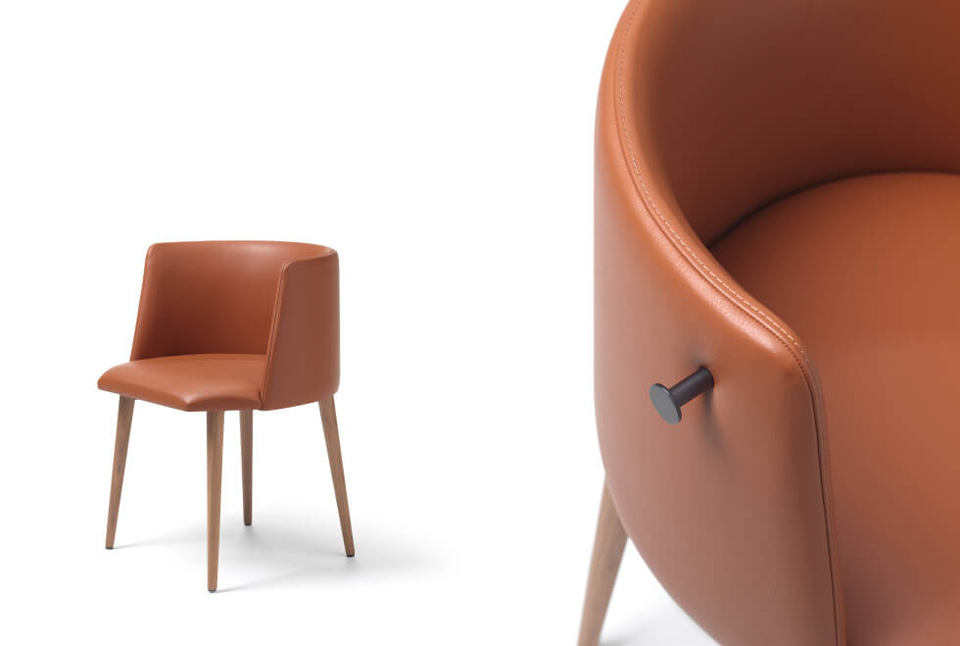 上質感のある佇まいと座り心地に加え、フックなどの機能性も持ち合わせた「Pergy chair」