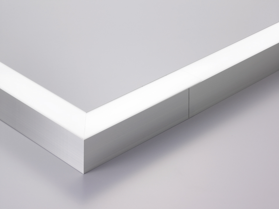 LEDモジュールのハウジングユニット「DNL PROFILE SYSTEM」。継ぎ目なく角や端部まで光るほか、簡単にコーナーが製作可能。吊り下げや埋め込みにも対応する