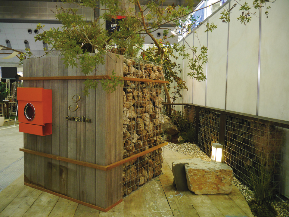 ガビオンを活用し、植栽と組み合わせて機能門柱とした事例。写真右の景石はカナダ原産の「カナディアン・グレイ・バサルト・ロッカリー」