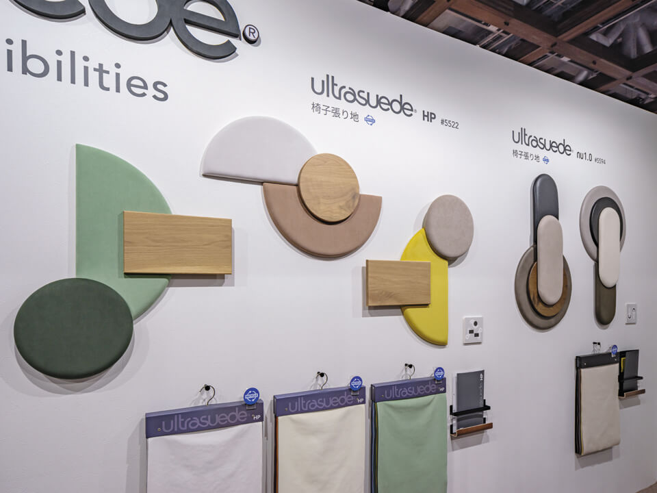 Ultrasuede HP の展示。カラーラインアップは83色展開で特注色にも対応する。1mからカット販売可能