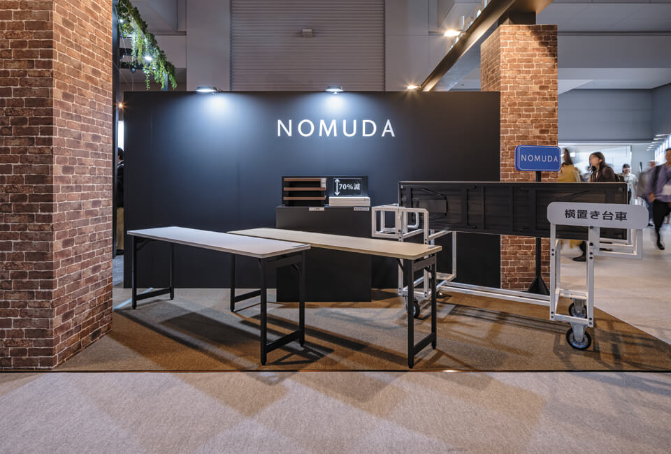 折りたたみテーブル「NOMUDA」。サイズはw1800×d450×h700 ㎜。今回新しく、スチール製で、折りたたみ厚み27㎜、重量約11 Kgの新型タイプが発表された