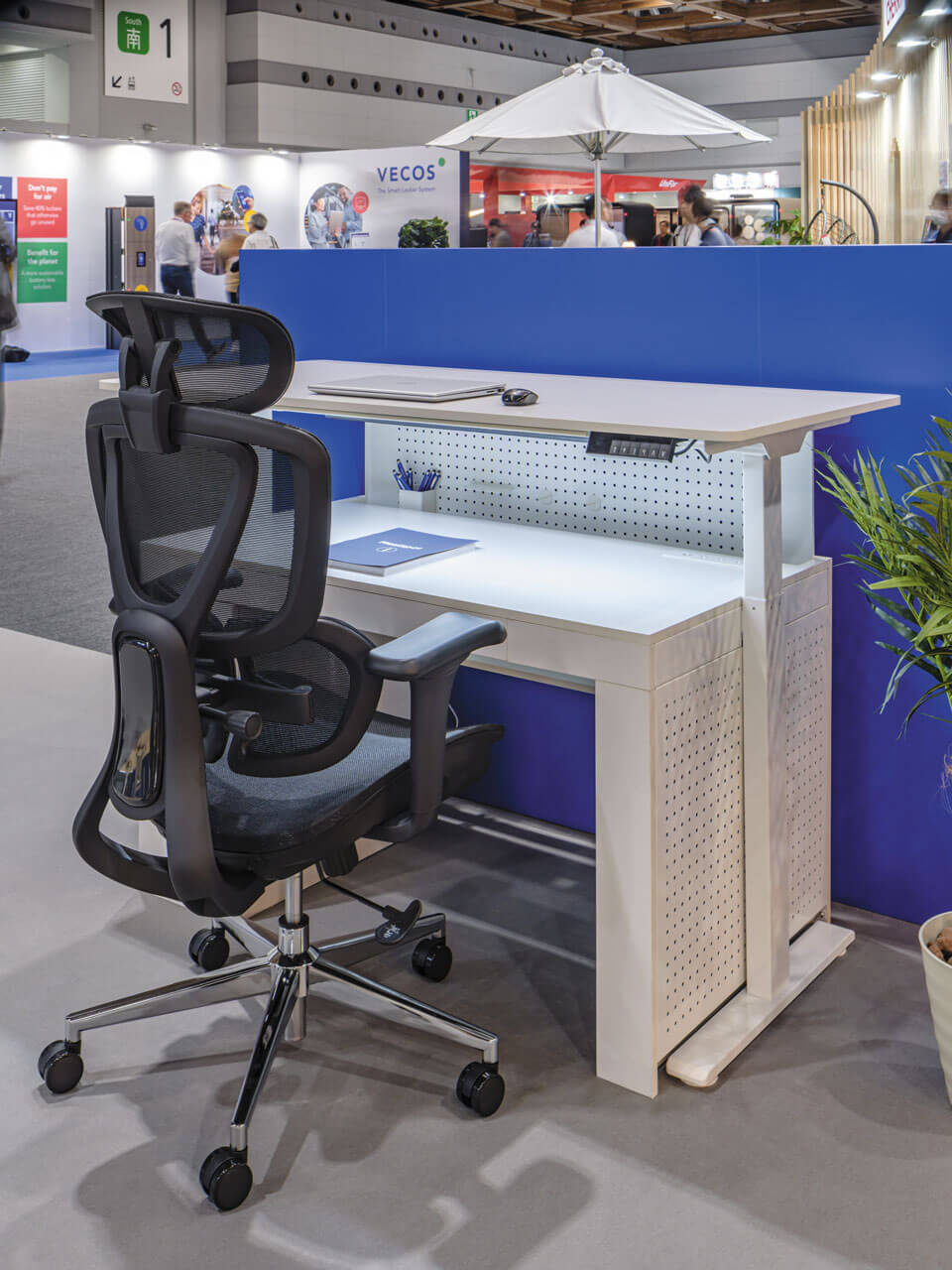 上下2段の天板によって作業シーンを切り替える昇降式作業台「DuoDesk」とオフィスチェア「C8」