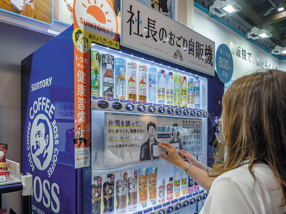 オフィスでのコミュニケーションの活性化を目的としたサントリーの「社長のおごり自販機」の体験コーナーは、連日長蛇の列が出来るほど人気を博した