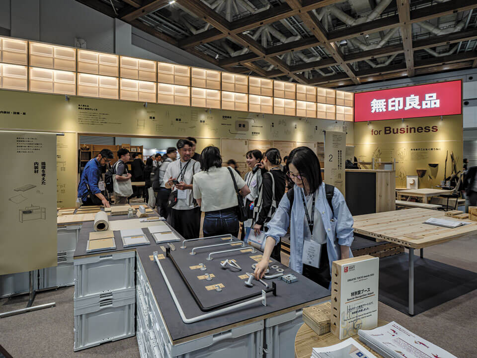 南1ホールに初出展した無印良品は、モジュールで展開する収納家具を中心とした法人向け空間商材を紹介　