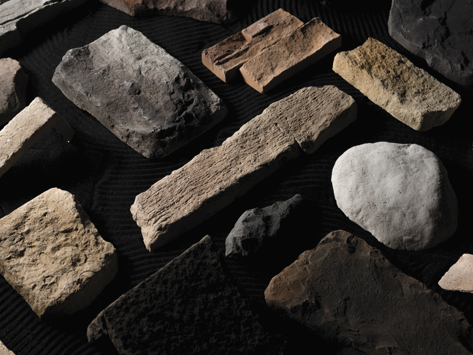 不定形の石を忠実に再現した「CAN’ STONE」。重量は本石の1/ 2 ほどに抑えられており、運搬時や施工性に大きなメリットが得られる
