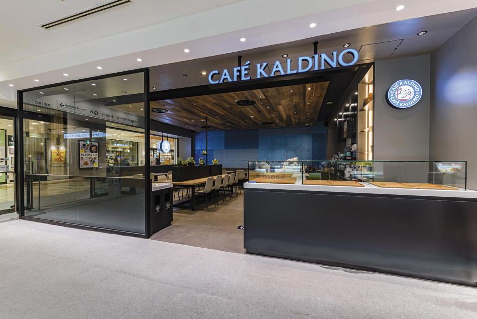 カルディコーヒーファームが取り扱う商品は多種多様。まるで、それに呼応するかのように、カフェブランド「カフェ カルディーノ」の店舗デザインでも異なるカラーリングや素材などが採用されている