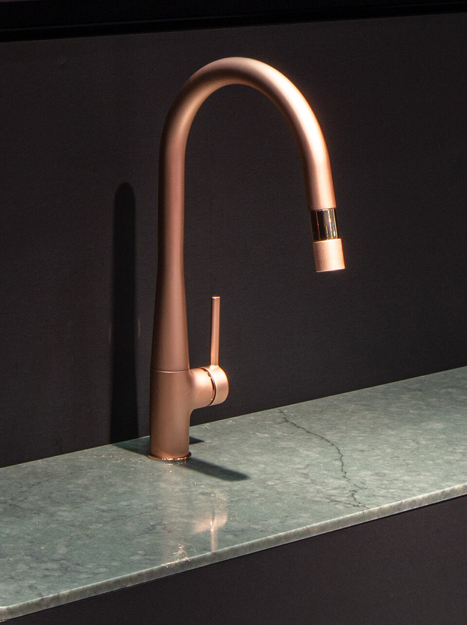 「grooglo」のロゼゴールド色は、使えば使うほどレッドゴールドに色味が深まる3