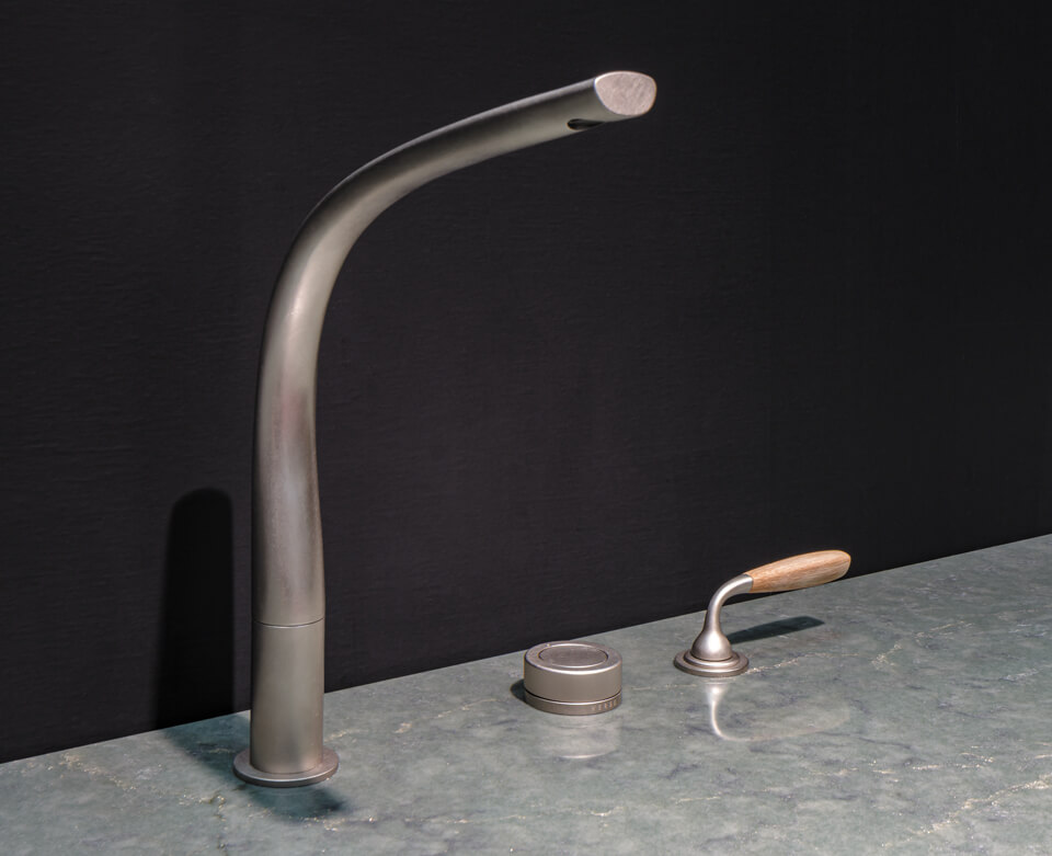 「Grazioso」シリーズのキッチン用水栓。柔らかさのある空間に合うよう、曲線のフォルムや天然木を取り入れた。シルバーとブラックの2色展開