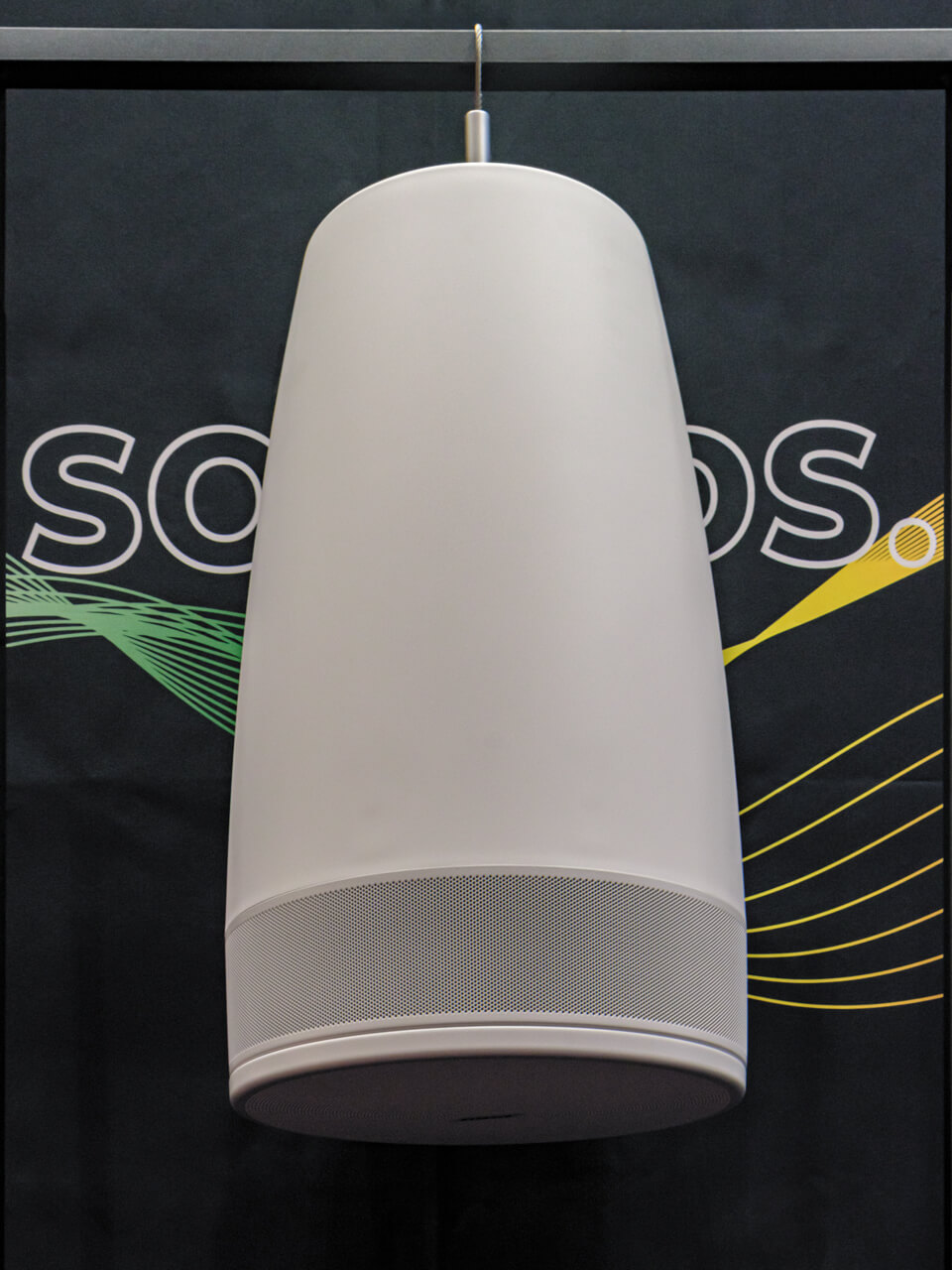 DesignMaxLunaは、1台で約10m四方の空間をカバー可能。色はホワイトとブラックの2 色