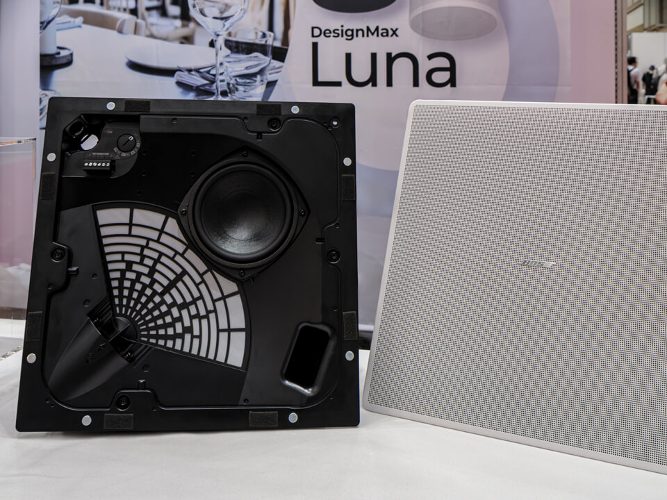 部屋のコーナーへの設置を想定した天井埋め込み型スピーカー「EDGEMAX-LP」