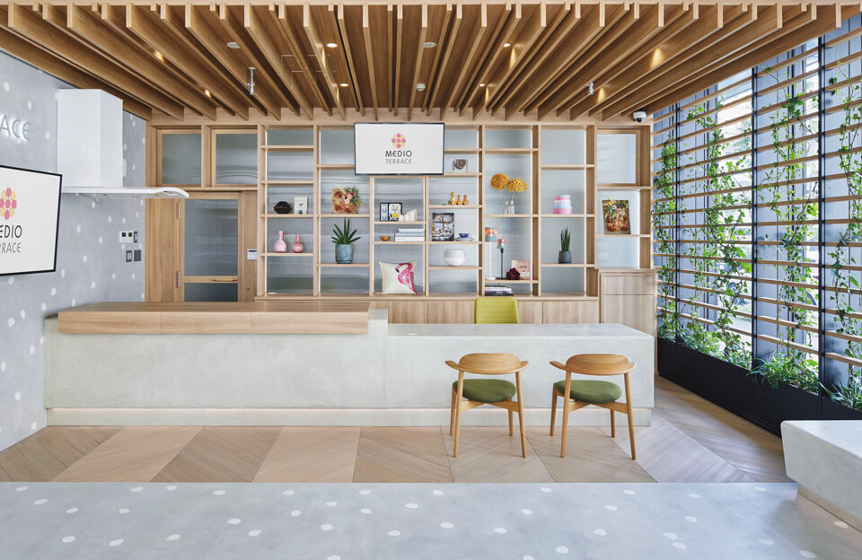 「静岡市静岡医師会健診センターMEDIO TERRACE」屋外環境デザインの強みを生かし、屋内でありながら屋外の開放感を創出した設計