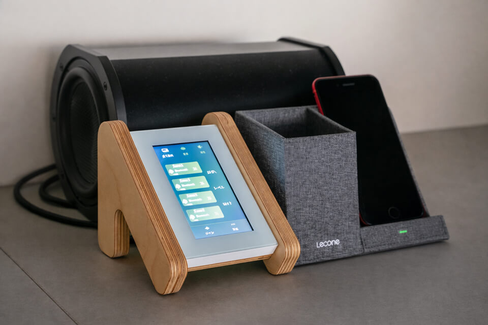 上/オフィス内の各エリアで異なる音量設定を行えるタッチパネルを採用。実運用に近い環境で、音量バランスやシステム構成を体感できるショールームとして機能する。日常業務からイベント利用までを一つのシステムで検証可能とした。