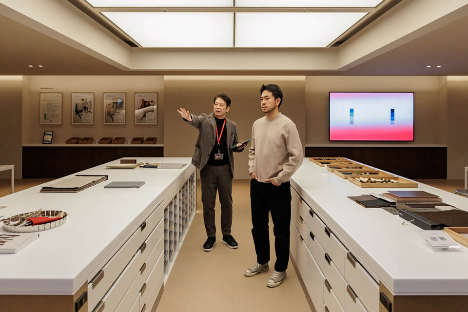 マテリウムにはさまざまな素材サンプルがそろい、製品検証ができるだけでなく、デザイナーやメーカーの打ち合わせ・発表の場としても活用できる