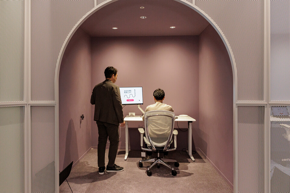 昇降デスクの体感エリア。身長を入力すると天板高さを提案してくれる。常日頃、決まった高さで仕事をしている人には新たな知見が得られるだろう