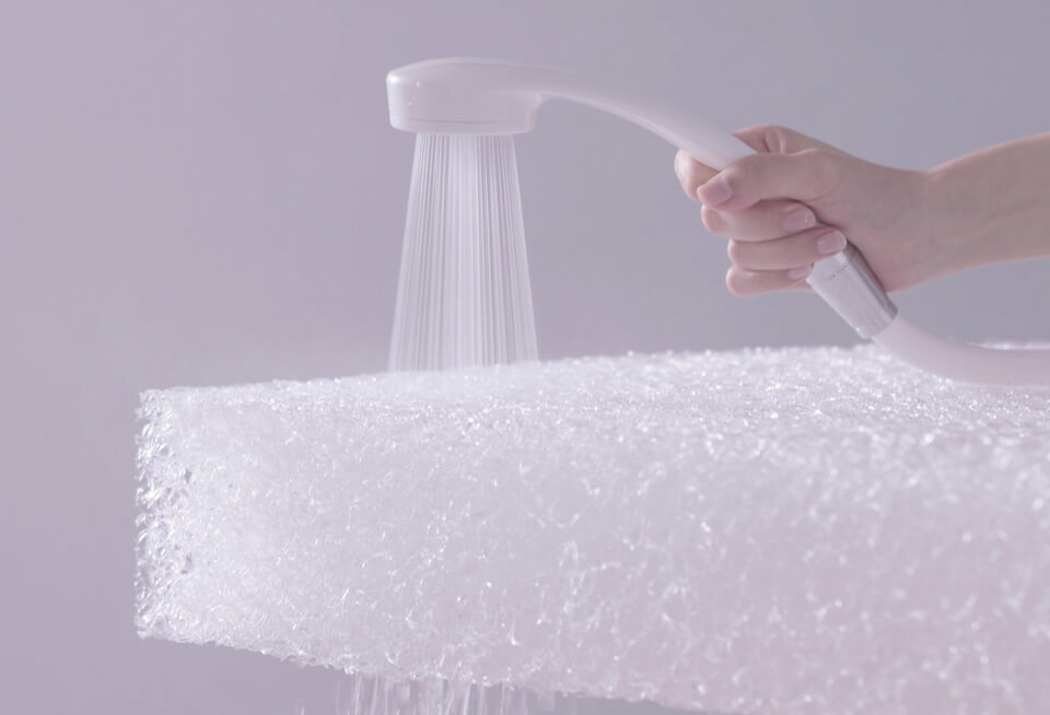 ライトウェーブの透水性を実証。シャワーをかけても水が素材内部に留まらず、瞬時に透過して流れ落ちる