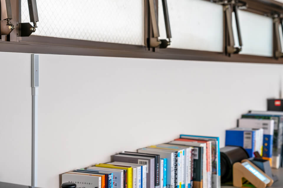 上/22×100×11mmの超耐久アルミ削り出しエンクロージャーに、ピーク98dB SPLの大音量を実現した超小型スピーカー。空間に溶け込み、存在感を消すことができる(隠蔽配線も可能)。