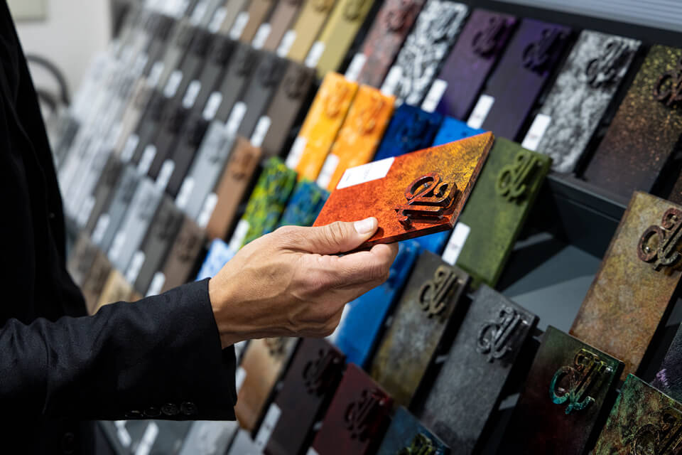 金属調やエイジングの錆の風合い、素材シートに合わせた木目調など、さまざまな質感表現ができる「ハイディティール塗装」。ショールームを訪れることで新たな発見があった