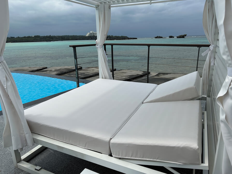 ホテルのプールサイドのサンベッド。既存フレームを生かしクッションのみをライトウェーブに交換し、品質維持とメンテナンスを大幅に削減した