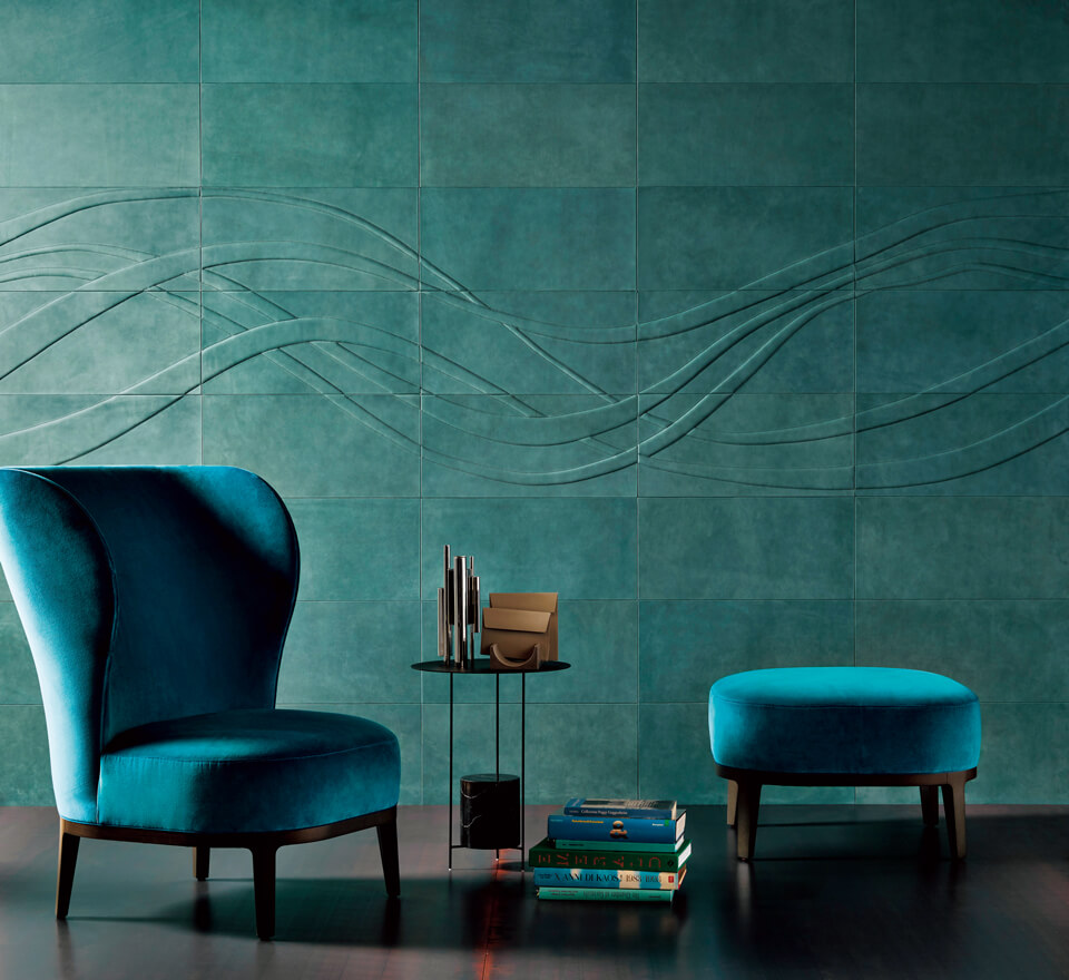 繊細に起毛させた手触りの良いヌバックレザーを使用した高級感を感じさせるデザインの「Lumen」。波型に入れたウレタンがエレガント