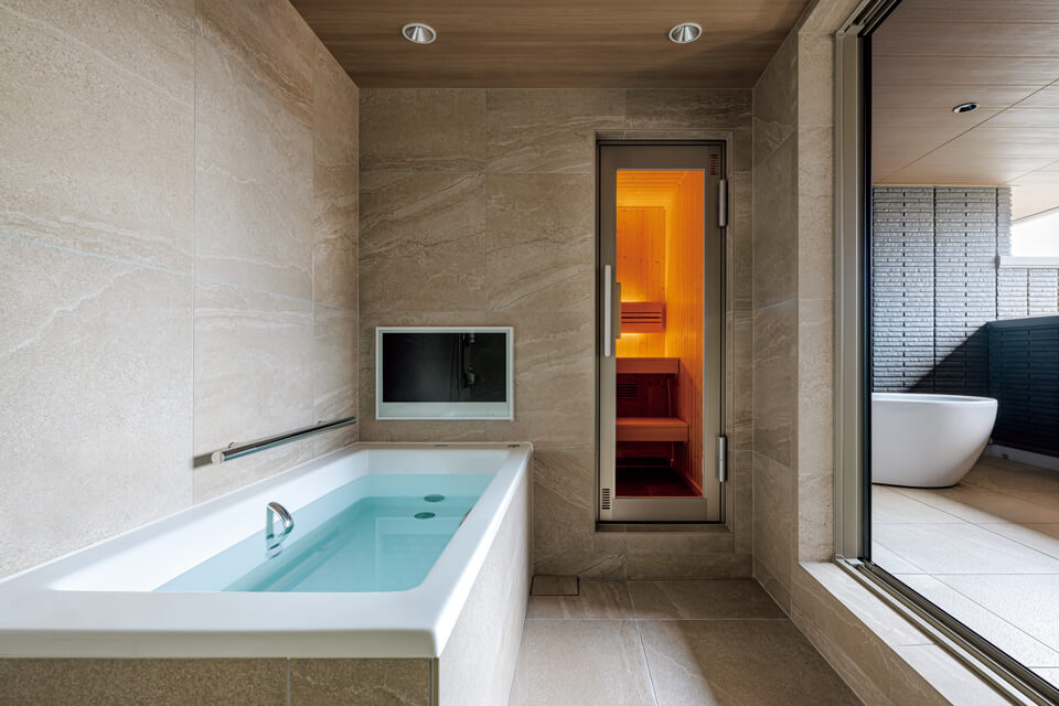 開け放したバスルームの窓から入るやさしい風が、サウナで火照った身体をそっと冷ましてくれる。入浴後はバルコニーでくつろぎ、ゆったりとした休日時間を味わう