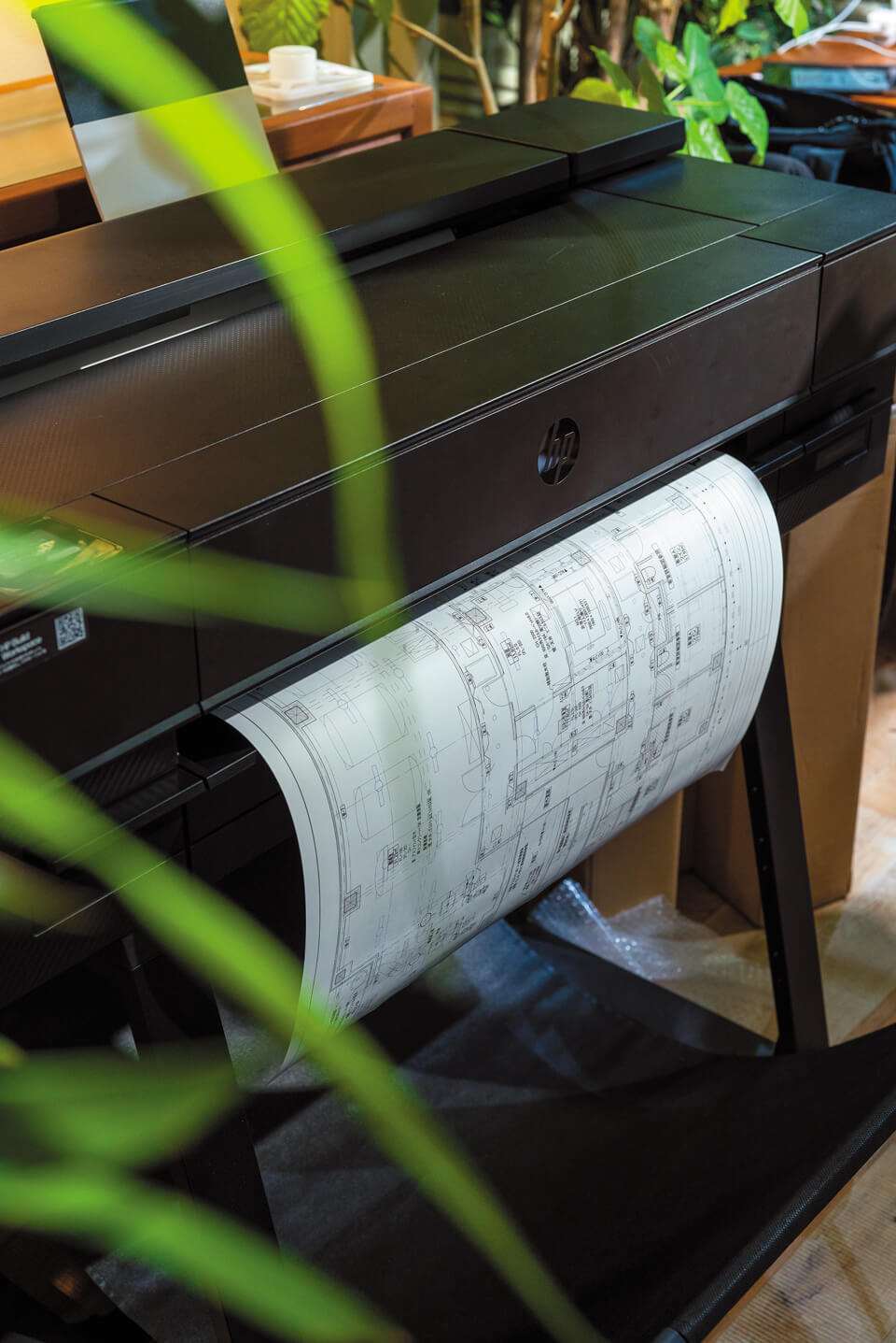 「HP DesignJet T870」の寸法は1100 × 690 × 967㎜とコンパクトで、置き場所を選ばない全色顔料のHP FlexTechインクにより、色あせに強く、長期間にわたって鮮やかな仕上がりをキープできる