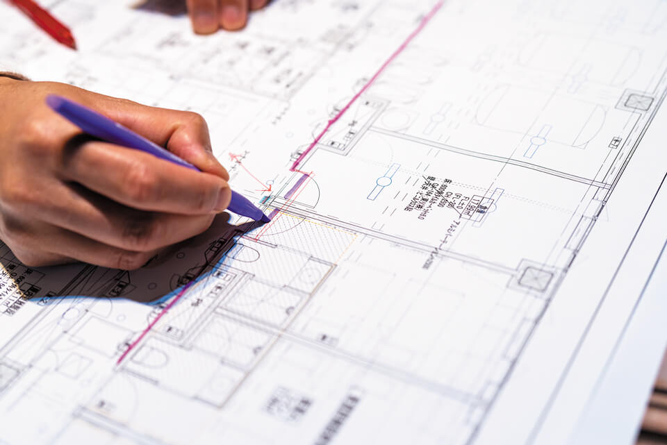 A1にプリントした図面で、ディテールの精度を高める寳田氏。「HP DesignJet T870」でプリントしたモノクロ線画はシャープにくっきりとした黒の表現ができ、CAD図面や地図の印刷用途にも最適で、クリエイティブな作業を後押しする