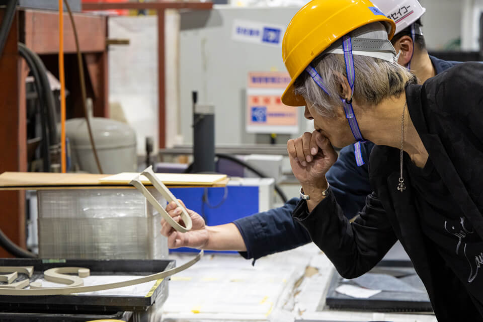 ショールーム直結の工場では、同社が独自にカスタマイズしたさまざまな加工機が並ぶ。製作現場を見ることで、同社の技術力の高さを目の当たりにした