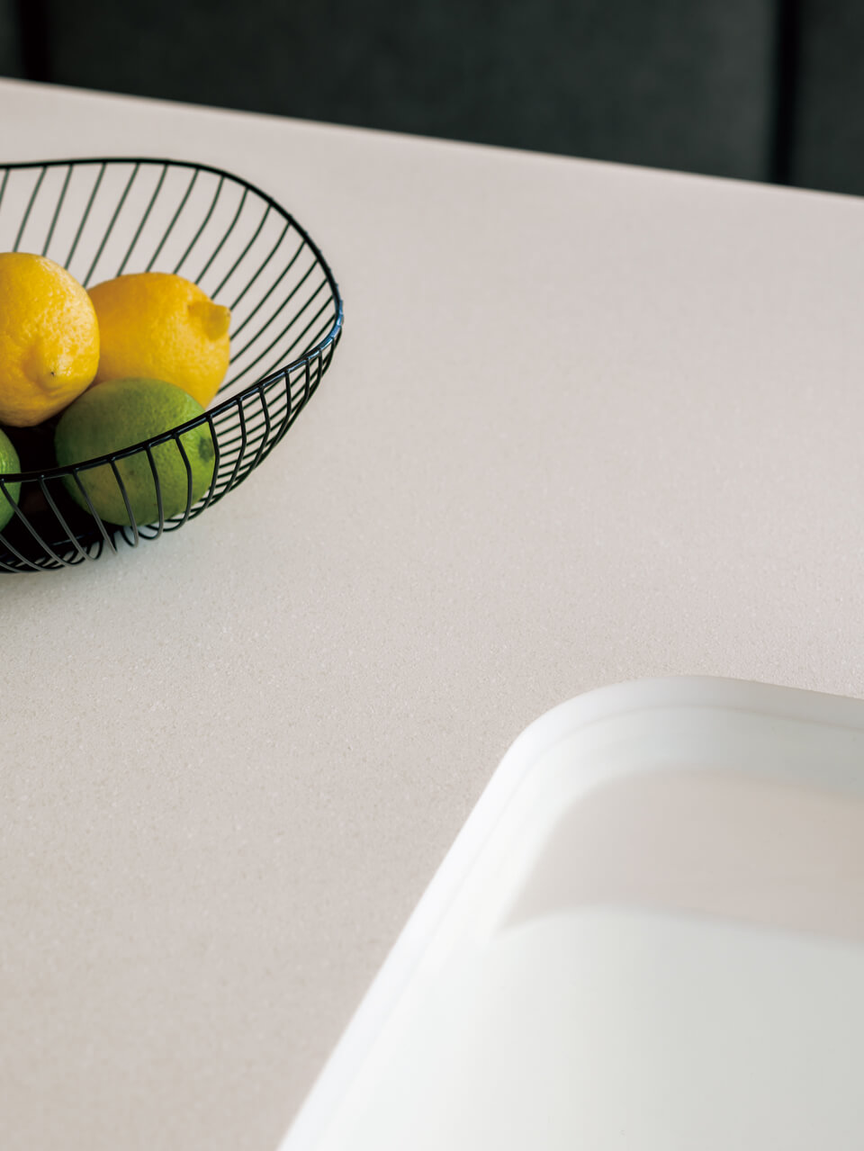 天板に人造石を用いたカウンター。天板とシンクを一体に成形することで接合部分に段差や隙間がない美しさと汚れにくく清掃性が高いデザインをかなえた。天板には塗装技術を生かした人造石「テノール」を採用