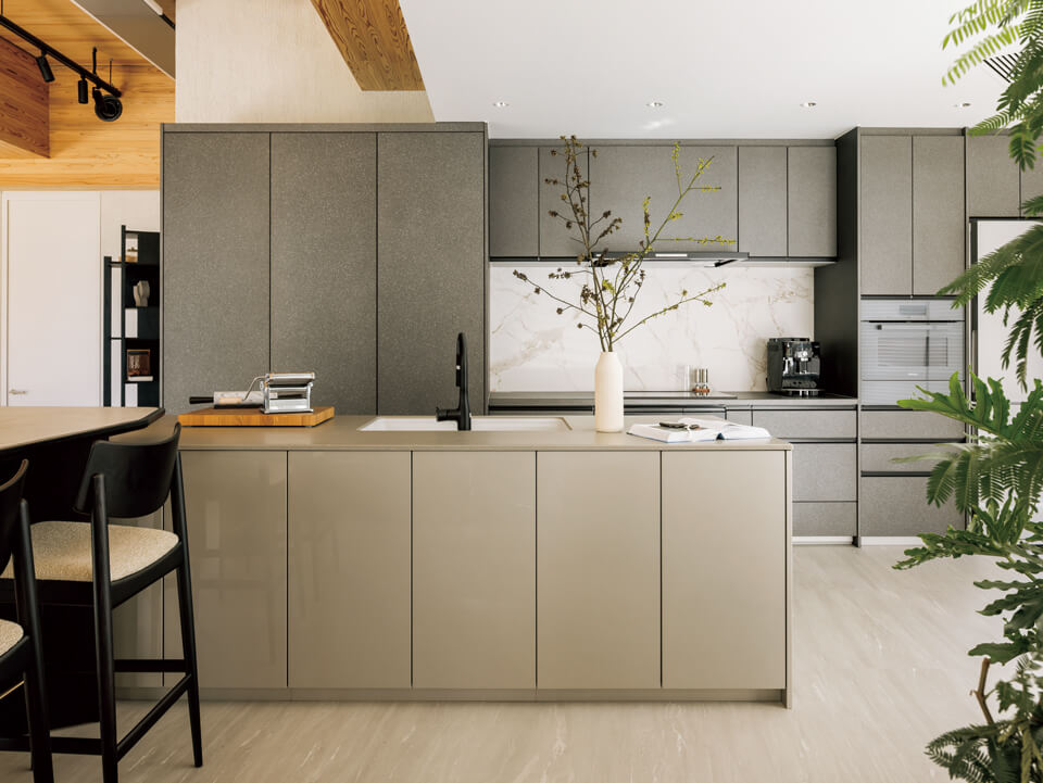 サロンのキッチンはそれぞれ家族構成や使い方を想定してレイアウト。写真のキッチンは、実際に水栓やIHヒーターなどの機器類を使用することができる