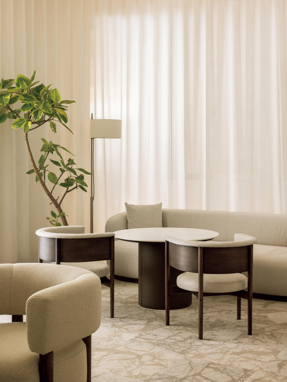 サロン内に設けたラウンジ。ここでは、生活の中で大切にしていることや週末の過ごし方など理想の暮らしのヒントになることを専任スタッフが丁寧にヒアリングする