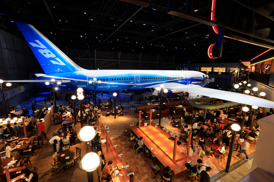 ボーイング787の 初 号 機( = ZA001)を展示した複合商業施設「FLIGHT OF DREAMS SEATTLE TERRACE」。 機体を眺めながら食事ができる飲食ゾーンの内装デザイン、設計・設計監理( 2~3階 )を 担 当(写真提供/中部国際空港株式会社)