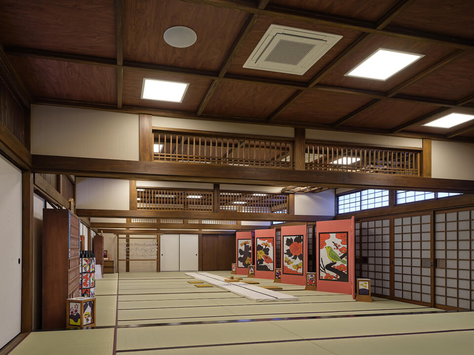 江戸時代の丁半博打の賭場の雰囲気を体験できる「武家屋敷 弐之間」。臨場感のある雰囲気を音響が引き立てる