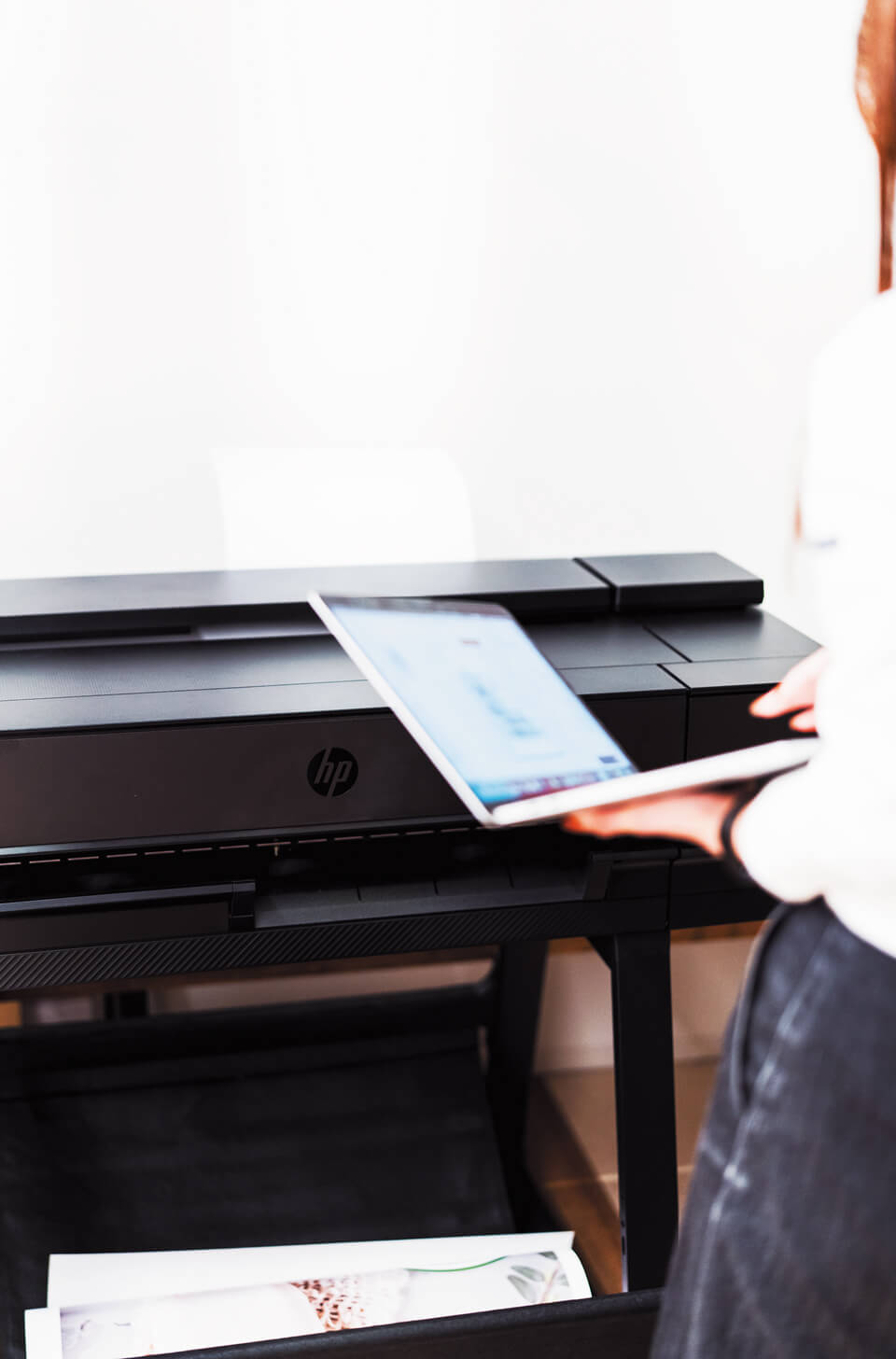 壁際にぴったり設置できる省スペース設計で狭いオフィスにもすっきり収まるデザイン。また低重心で高さを抑えた構造だから、女性でも無理なく用紙交換ができ、日々の運用負荷を減らす