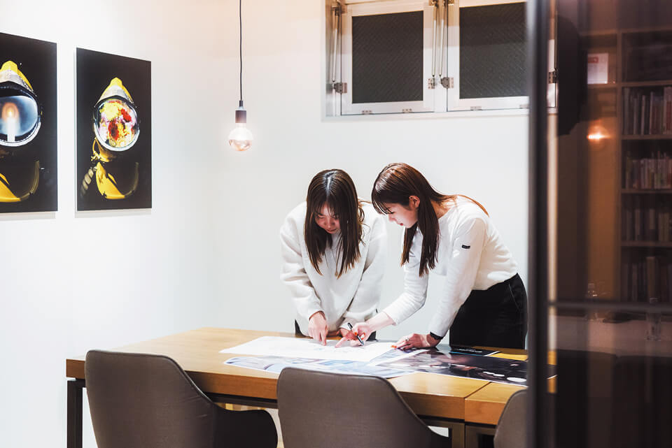 大判プリントの良さは、図面を囲みながらディスカッションできる点だ。「DesignJet T870」でプリントしたモノクロ線画は透過表現が正確に再現され、議論の焦点が図面の上に明確に浮かび上がってくる