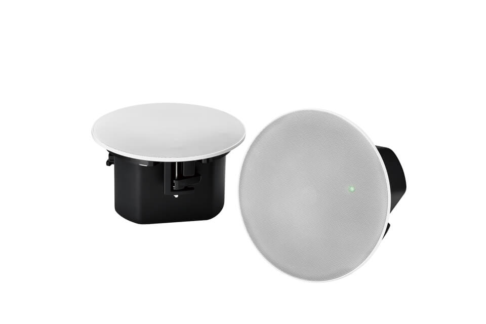 「ATSP-30LP」は、メインスピーカー1台、エクステンションスピーカー1台のペアで構成され、メインスピーカーはLANケーブル（別売）で接続。付属器具で在来工法天井やグリッド型天井にフラッシュマウントできる。複数ペアを設置する場合は、それぞれ異なる音声信号を送ることができ、ゾーン別の音響補強やBGM再生にも活躍する