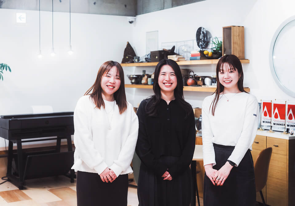UDSは、ホテル・商業施設・住宅など多様なプロジェクトの企画・設計/ 施工・運営を一体で手掛ける。右から佐藤文香さん、井口奈々さん、長谷川奈菜さん