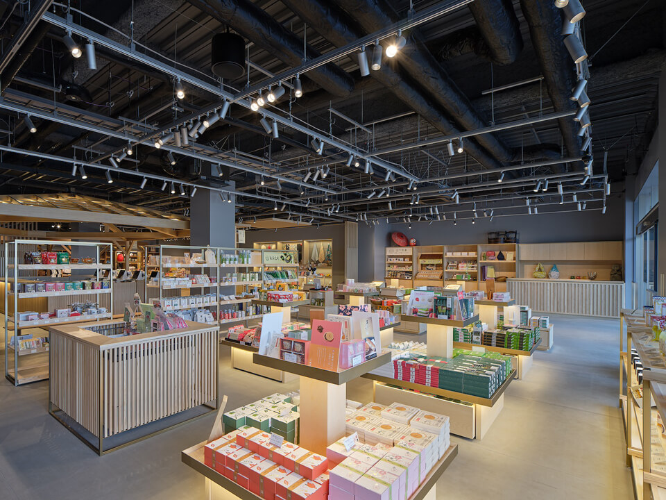 スーベニアショップがある「本陣 お土産処」では、スケルトン天井の空間で、ブラックカラーのカバーをスピーカーに組み合わせることで、空間に溶け込んでいるように見える