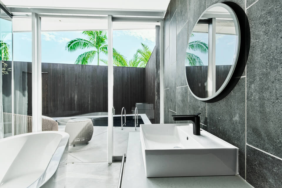 「YORI SUTTO（ヨリスット）」は「水を使う」という動作を突き詰めたシンプルながら洗練されたデザインが特徴「JIDAデザインミュージアムセレクションVol. 27」にも選定された。Desinged by 森田恭通