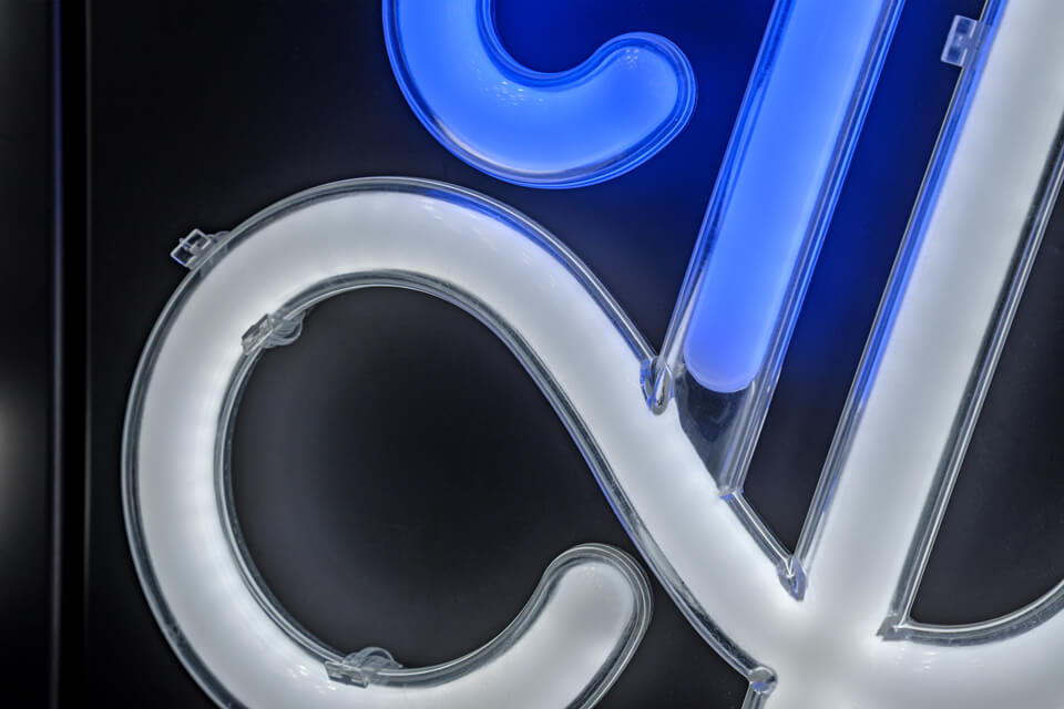 透明のカバーがパノラマタイプのLEDネオを包み、まるで本物のガラス製ネオンのような発光を再現する「LEDネオ クリアカバータイプ」。色温度や発光色も自由で、調光も可能