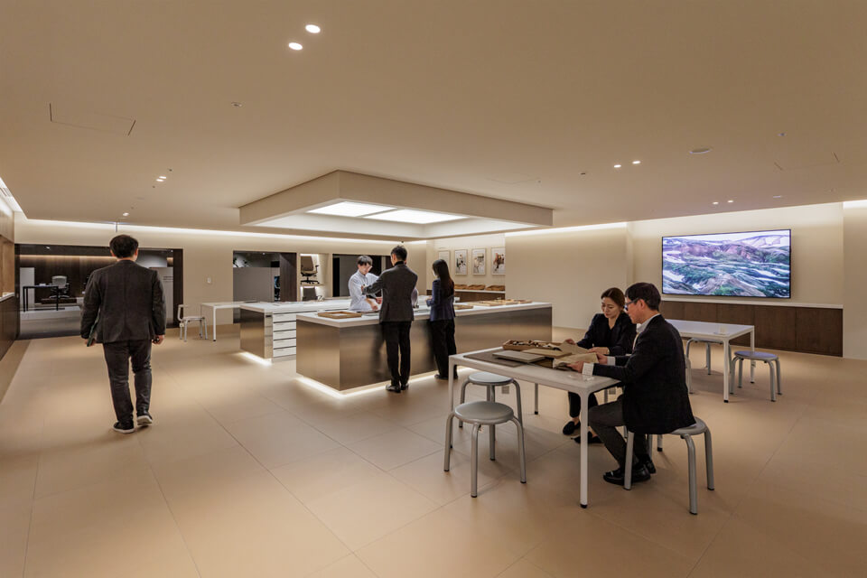 ガーデンコートショールーム3階に誕生したライブラリー「マテリウム」。国内外の内装建材のサンプルを豊富に取り揃え、照明シミュレーションも行える。設計者の材料探しや商談、メーカーの勉強会、CMFセミナーの場として活用できる
