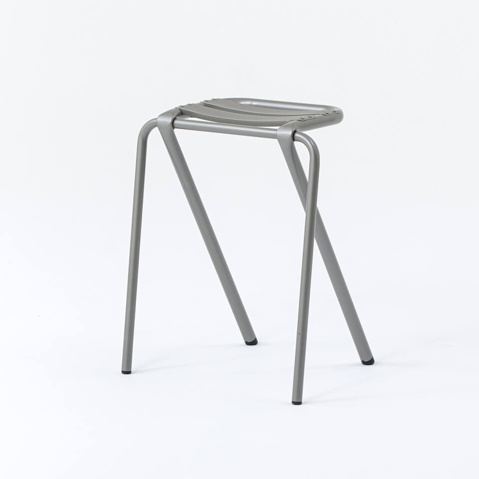 高さ違いの「BENT LOW STOOL」。サイズ：w420×d346×h530（sh517）㎜、価格：22,000円。2017年グッドデザイン賞受賞品