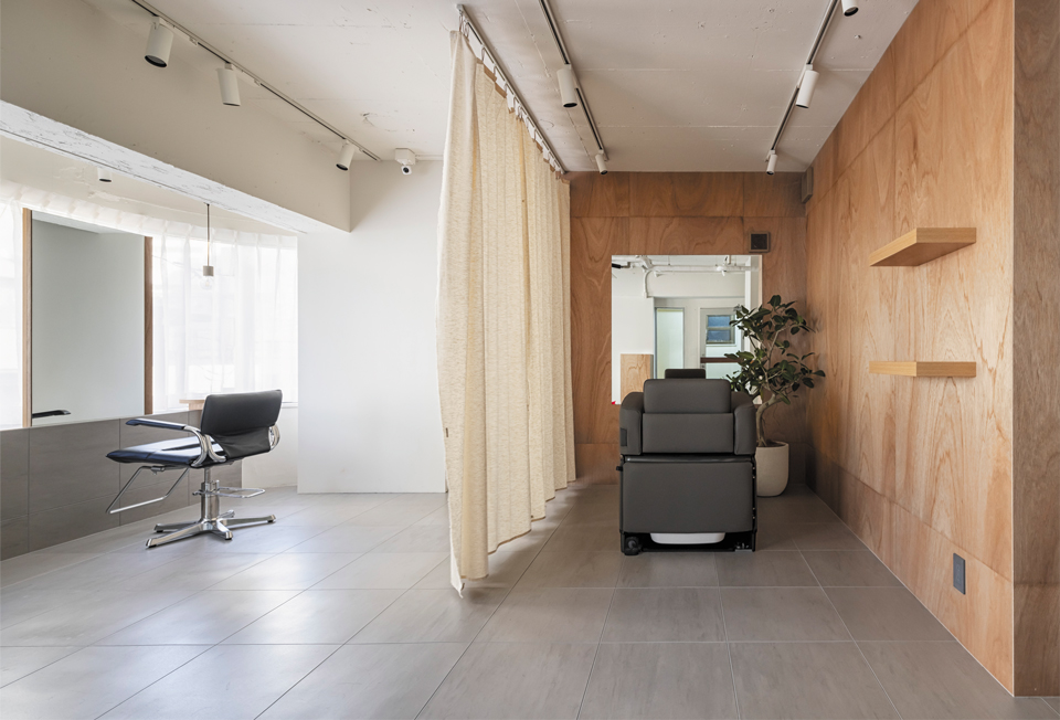 「mellow hair&spa」ONEを導入し、カーテンで仕切ることでスペースを半個室的に使用できる