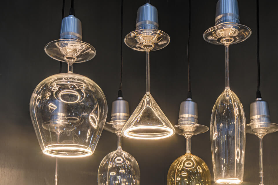 ブランデー、ワイン、シャンパンのグラスをモチーフにしたLED電球を暗背景に逆さ吊りにした展示。見るものを思わず二度見させる遊び心が、来場者の足を自然と引き止めていた