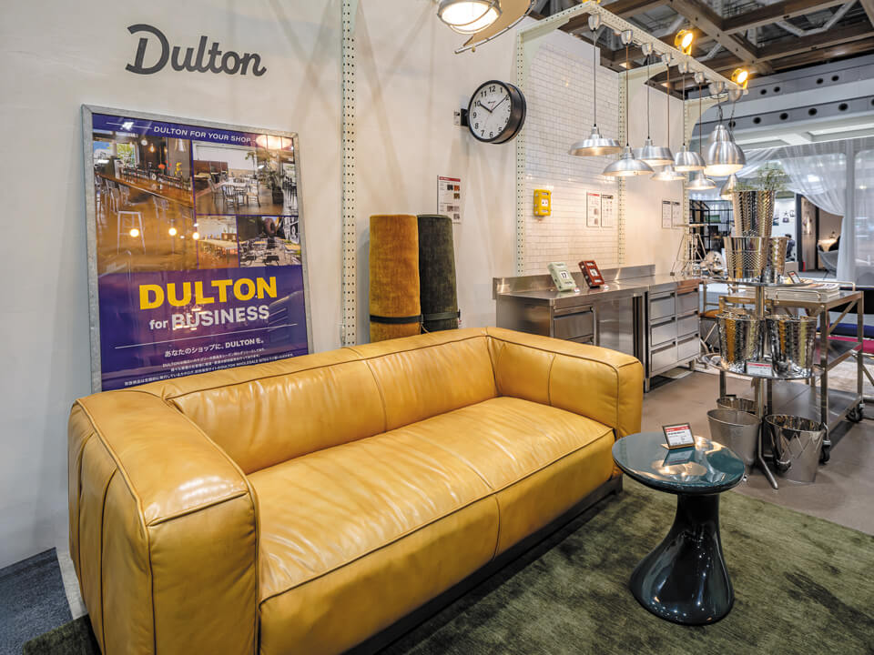 キャメルカラーのレザーソファと什器、照明を組み合わせたゾーン。「DULTON for BUSINESS」を掲げ、カフェやオフィスのラウンジへの導入を想定したコーディネート提案を展開