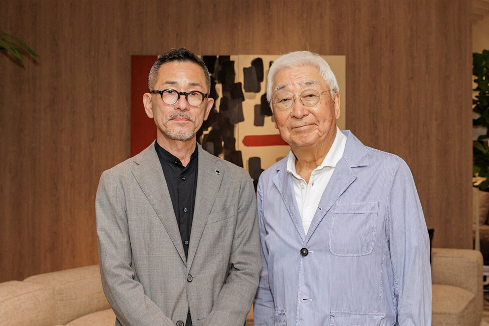 C.O.D. ／代表・保科正氏（右）と藤戸琢也氏（左）によるデザインチーム。家具デザインに加え、照明器具の設計も長く手掛けてきた。光の質を重視する両氏の姿勢が、KANEKA OLED CRAFTSの根幹を支えている