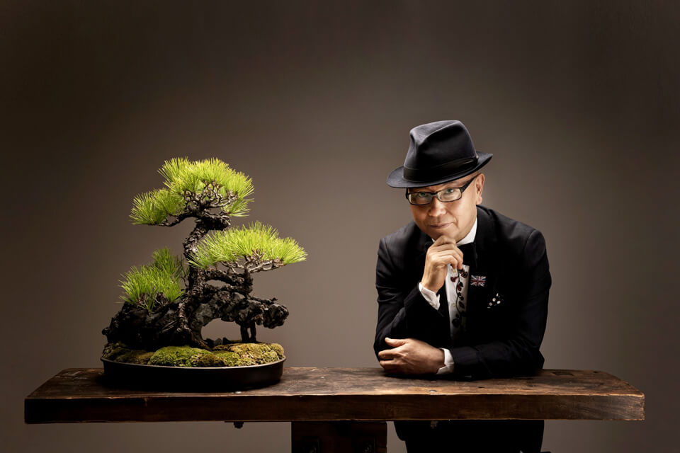 いしはら・かずゆき (株)石原和幸デザイン研究所代表。 世界最古にして最も権威がある「英国チェルシーフラワーショー」にて、2025年までに合計13個のゴールドメダルを獲得。エリザベス女王からも“緑の魔術師”と称えられた。 2025年は、ショーガーデン部門に出展し、【ゴールドメダル】受賞、そしてチェルシーフラワーショーで展示される庭園のなかで最も優れたガーデンに贈られる最高栄誉の賞【RHSチェルシーガーデンオブザイヤー】受賞、また来場者が選ぶ【RHSピープルズチョイスベストショーガーデン】も受賞し、初の三冠受賞となった。