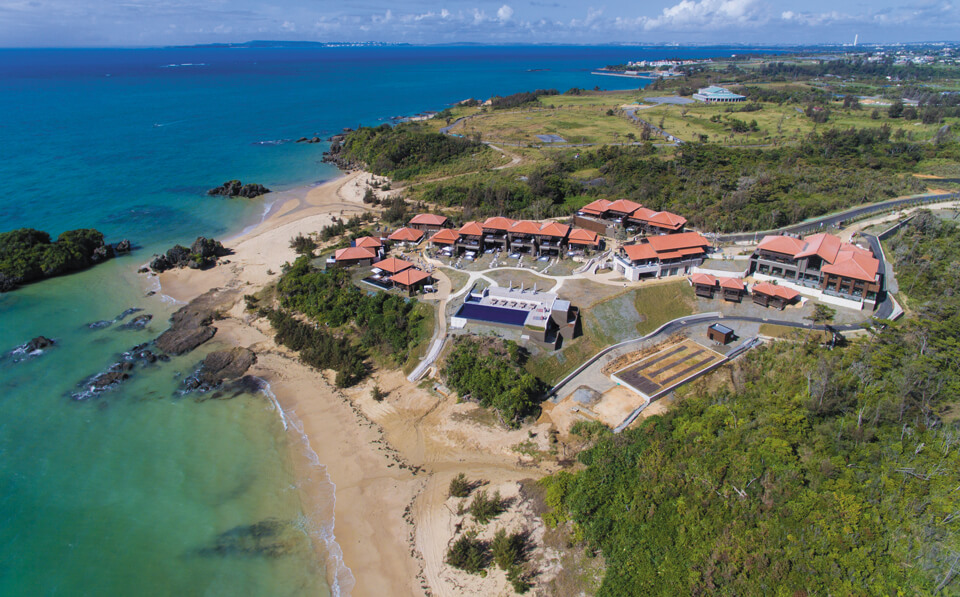 「THE HIRAMATSU HOTELS & RESORTS 宜野座」（https://www.hiramatsuhotels.com/ginoza/）は、喧騒とはかけ離れたスモールラグジュアリーホテル。設置される家具には使い心地の良さに加え、高い耐久性が求められるが、ライトウェーブはその要求にしっかりと答えられる素材だ